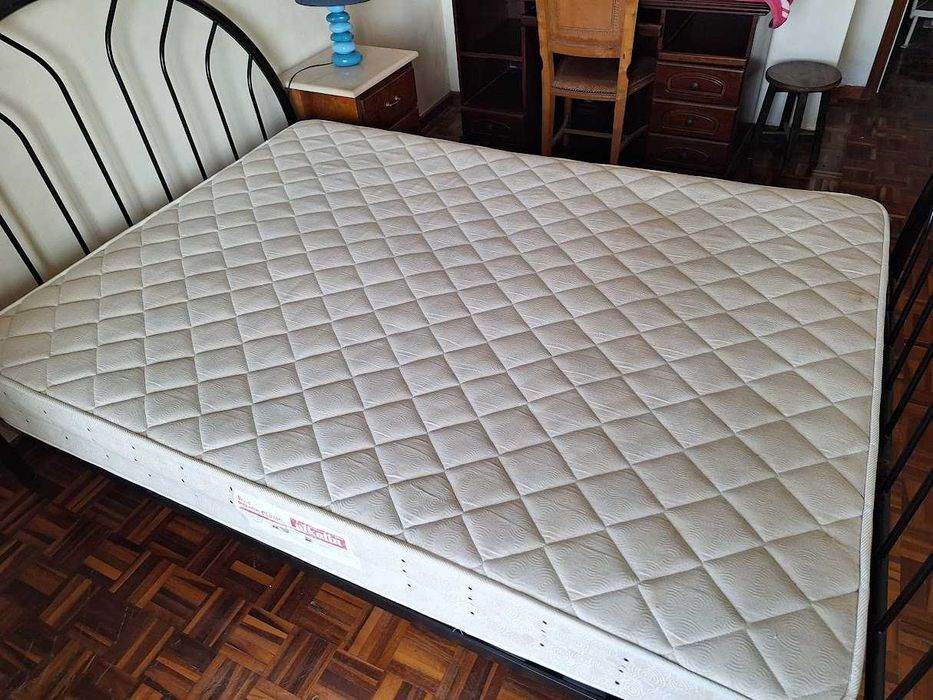 Cama em ferro de casal com estrado desmontada