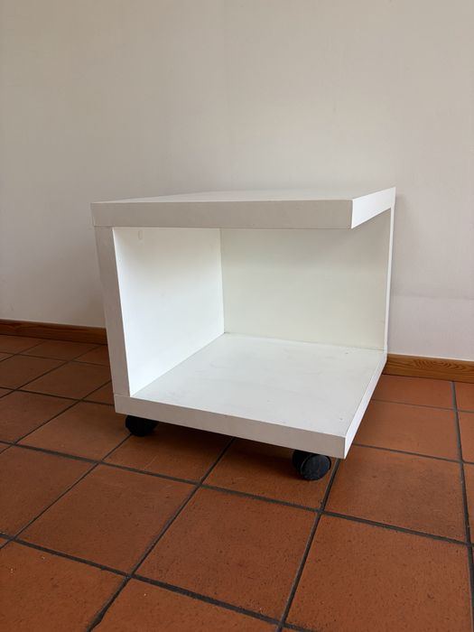 Bialy stolik nocny na kółkach