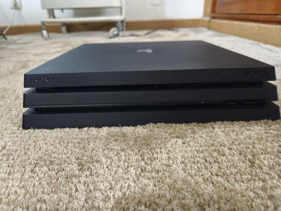 PS4 Pro + 2 comandos + volante + 3 jogos