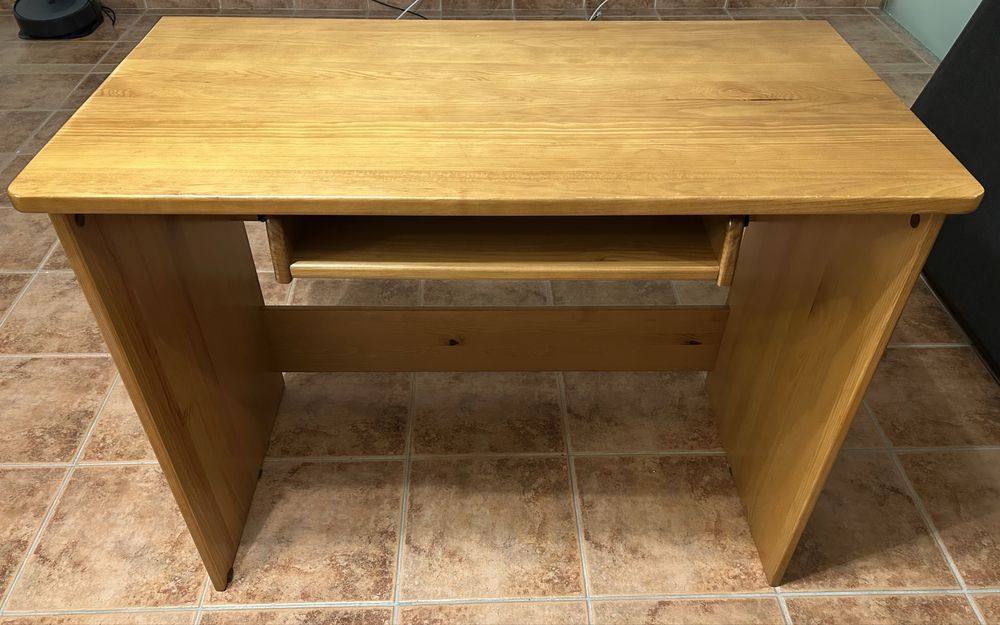 Secretária de madeira maçica.