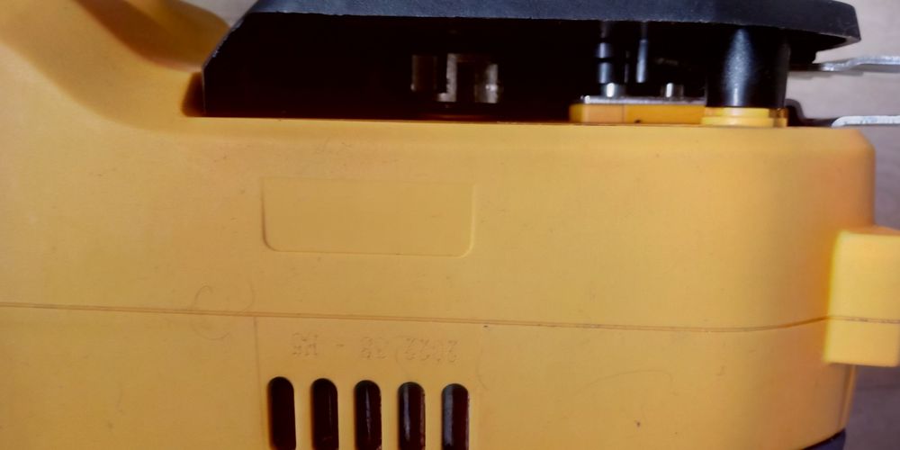 Ланцюгова пила DEWalt  DCCS677