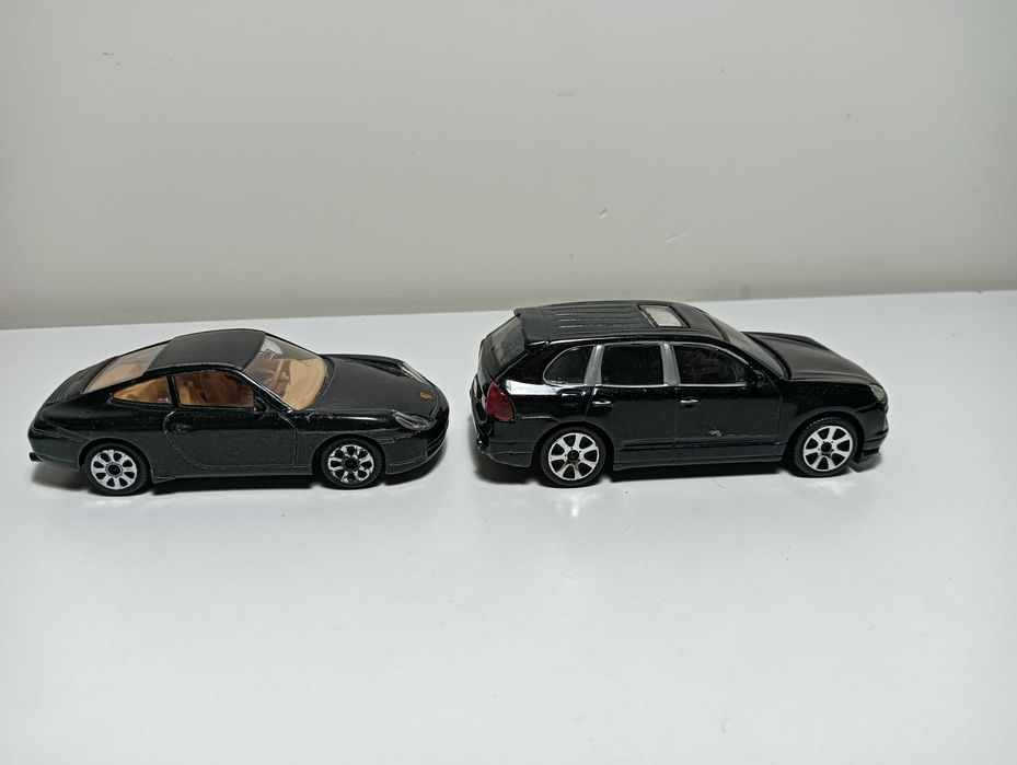 2 modele Porsche 1/43 Bburago Cayenne Turbo i 911 Carrera