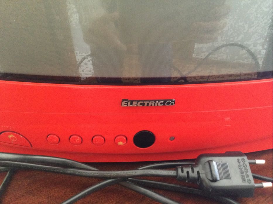 Televisão Electric Co vermelha