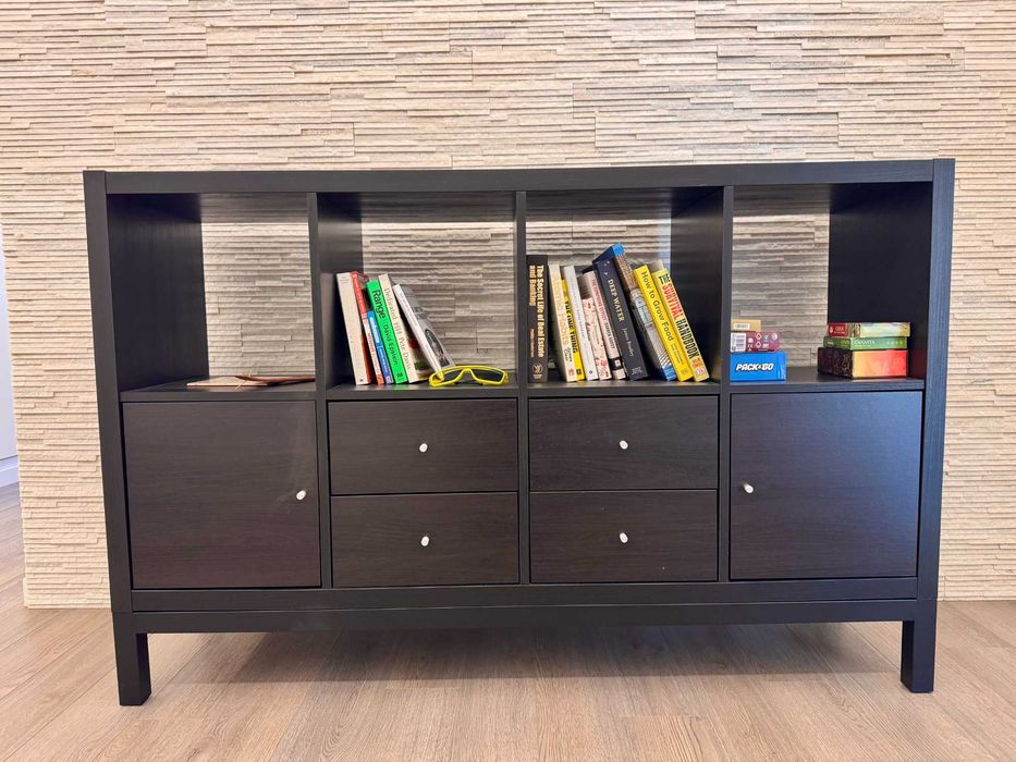 Mesa consola preta com base metálica, 4 gavetas + 2 armários
