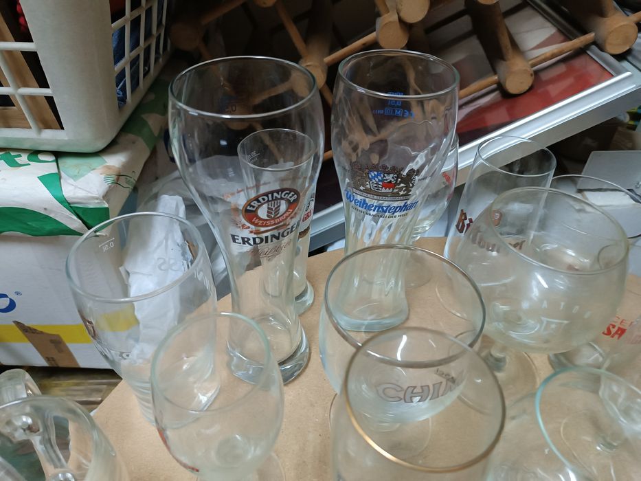 Copos de várias marcas de cervejas