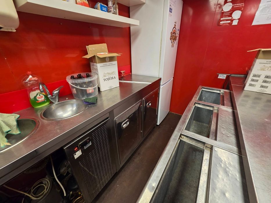 Vendo reboque Bar.
Em boas condições
Com casa de banho.
Placa eletrica