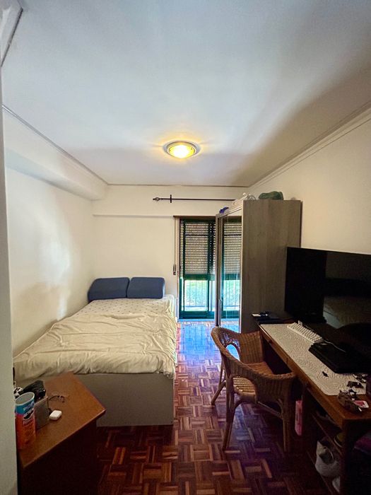 Quarto Mobilado com Casa Banho Privativa + Varanda | Despesas Incluídas | Odivelas