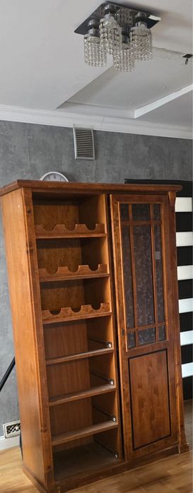 Drewniana witryna / szafa z barkiem na wino – lite drewno
