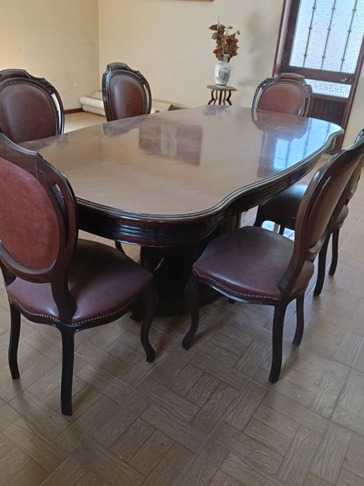 Móveis de sala - mesa, cadeiras e outros