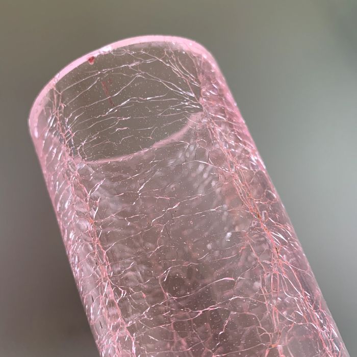 Vaso de vidro decorativo e trabalhado, cor-de-rosa (cónico).