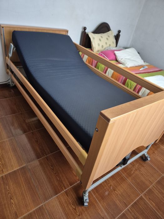 Cama articulada eléctrica com colchão ortopédico, como nova
