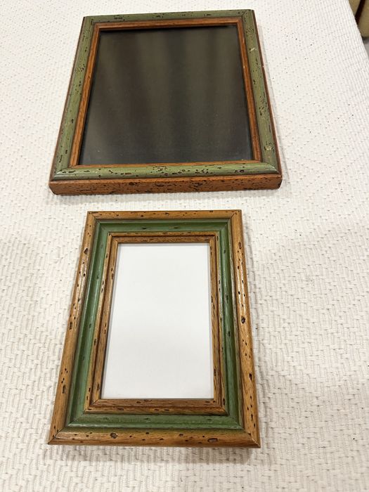 Vendo conjunto de 2 molduras em tom castabho d verde em madeira