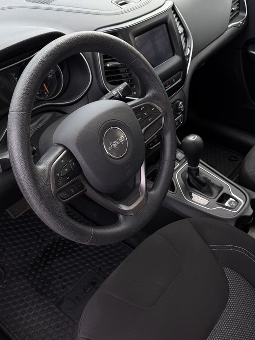 Продам авто Jeep Cherokee