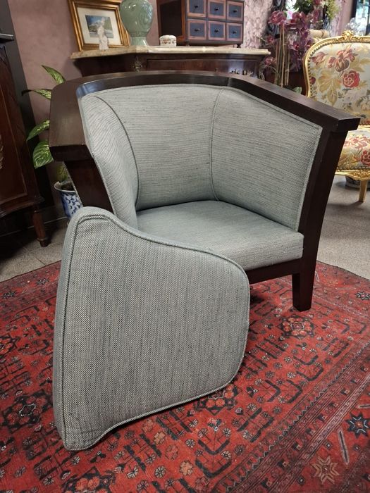 Poltrona contemporânea em madeira maciça.