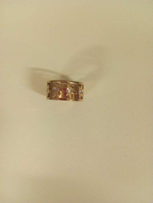 Anel dourado com flores e brilhantes da marca Hassu