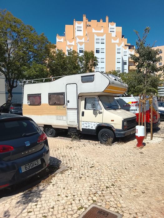 Autocaravana acidentada o resto com tudo bom interior  para quem tiver espaço e interesse em reparar tem aqui boa oportunidade é antiga pneus novos