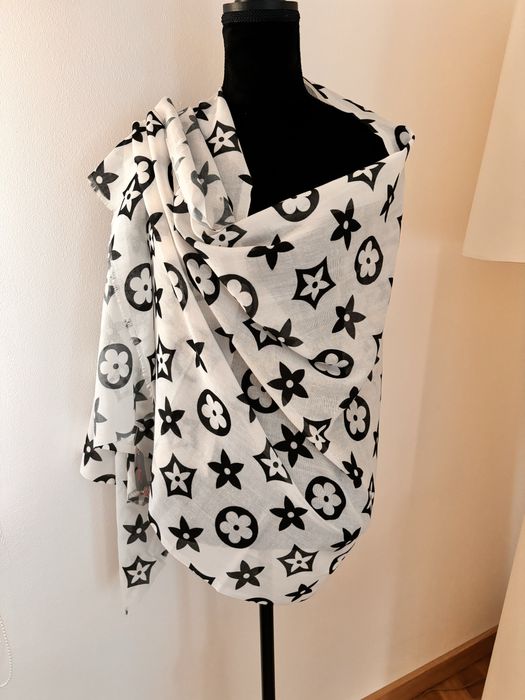 Encharpe nova branca com estampado em preto