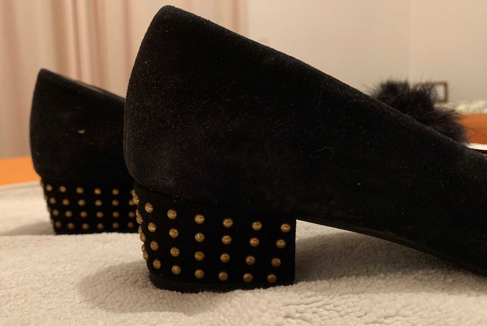 Sabrinas pretas com pompom Sofia Costa