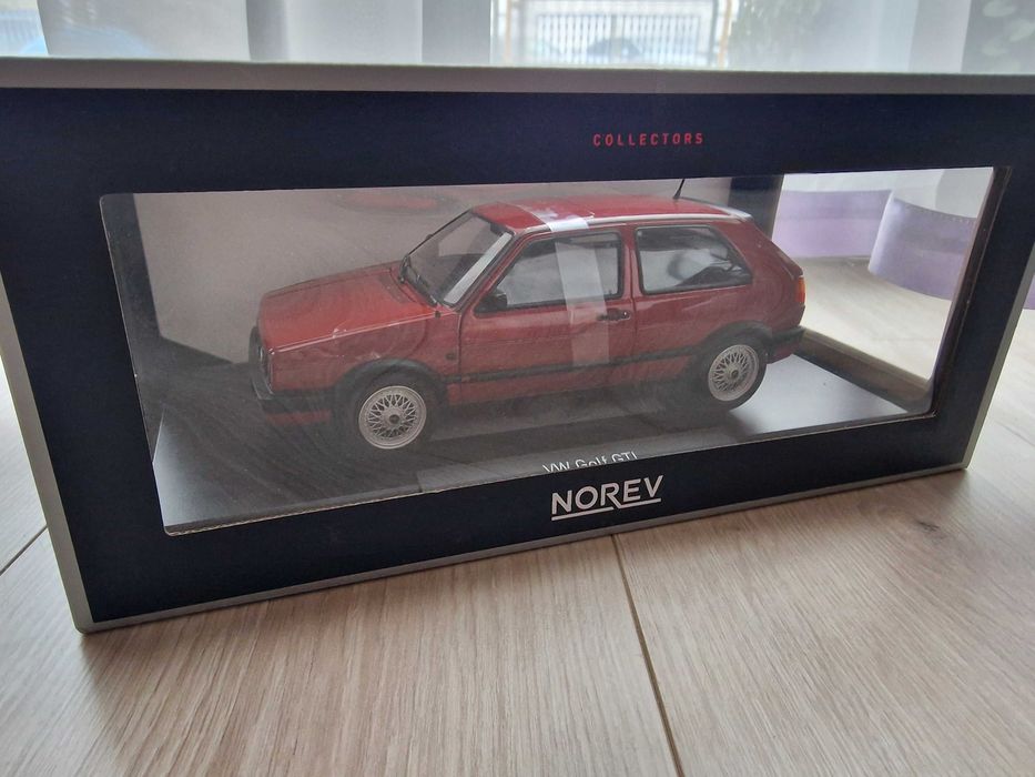 Model VOLKSWAGEN Golf GTI 1990r RED metalic 1:18