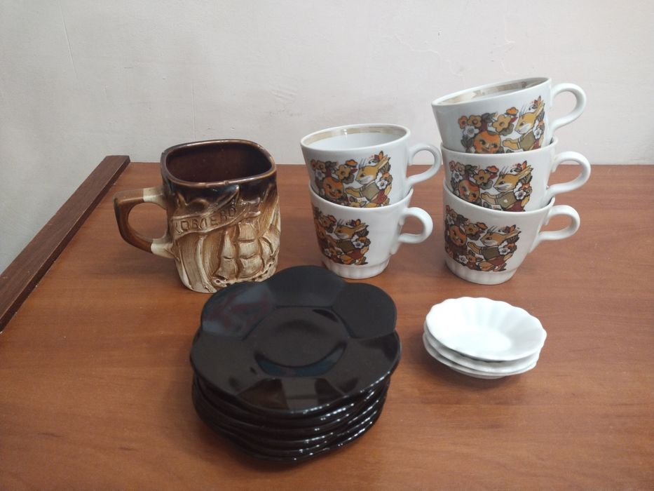 Чайний і кавовий сервізи,тарілки