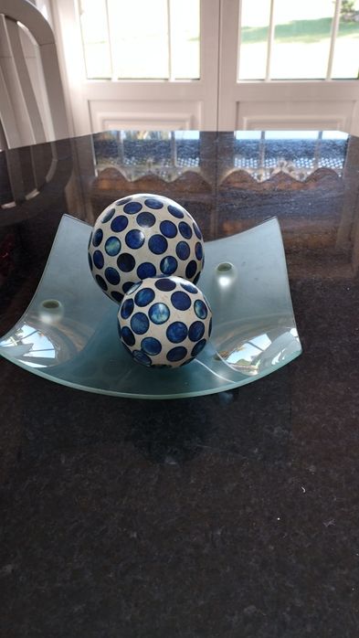 Adorno com taça e duas bolas