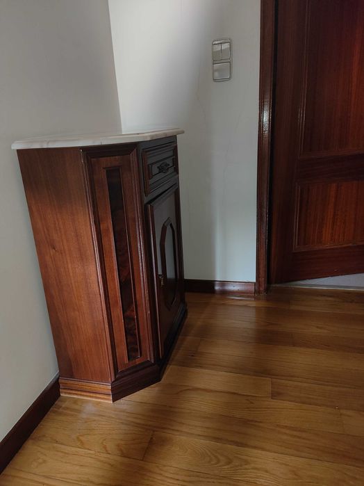 Pequeno móvel em madeira