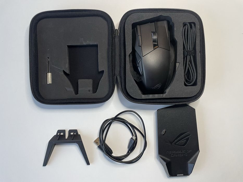 Rato Gaming ROG SPATHA wireless com base e caixa de transporte.