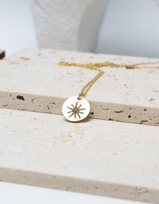 Blask słońca zamknięty w naszyjniku