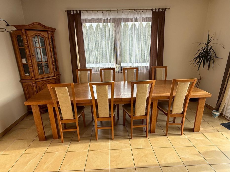 Duży drewniany stół i 12 krzeseł