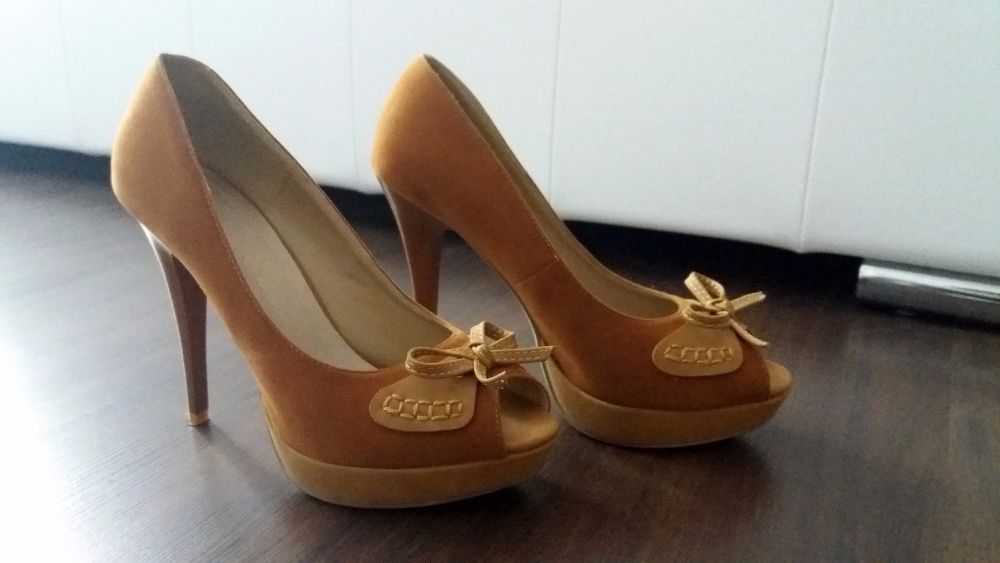 Śliczne szpilki camel