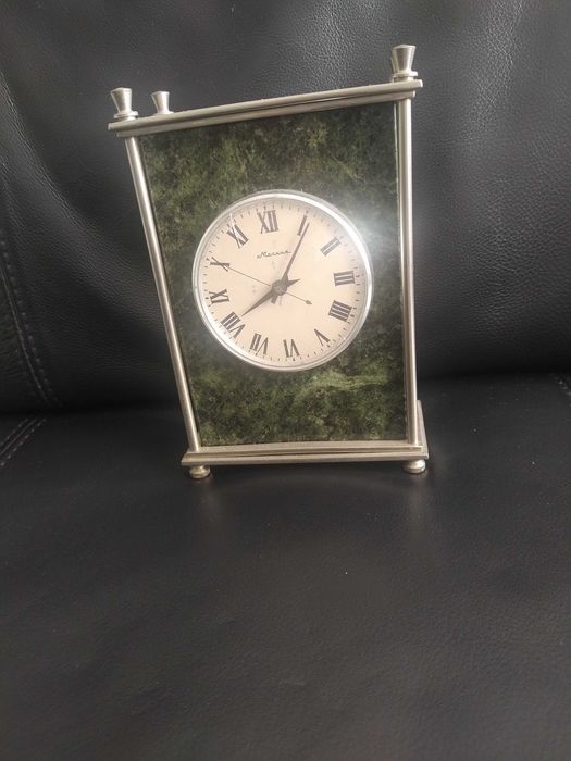 Relógio 8 dias, de secretária, em marmore verde italiano. Ano 1956.