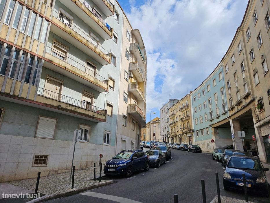 Oportunidade - Apartamento T3 à Praça Paiva Couceiro, Penha de... — Penha De França, Lisboa