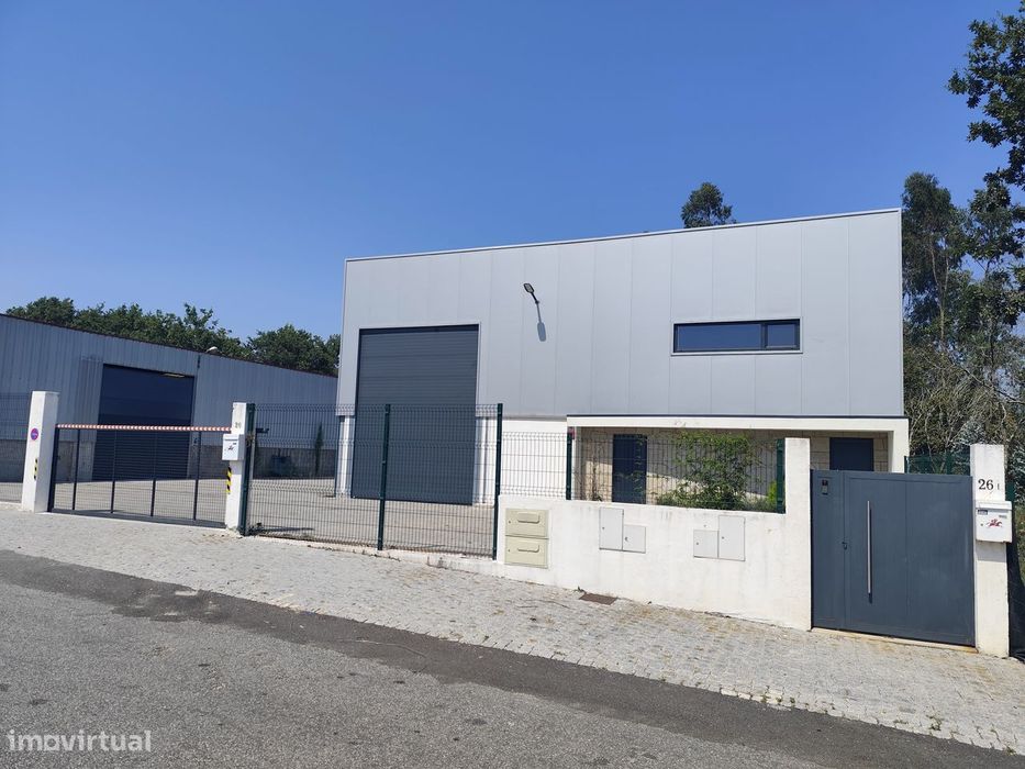 Armazém com 240 m² | Pé-direito 5m | Condomínio fechado