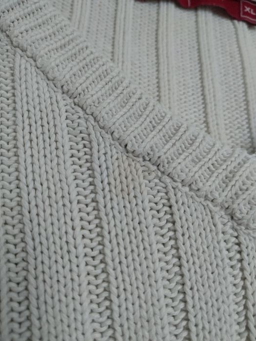 Biało-pastelowy pulower marki Carry