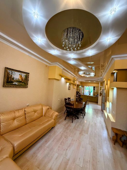 Продам будинок Центр міста  225м+ офіс + літній будинок.