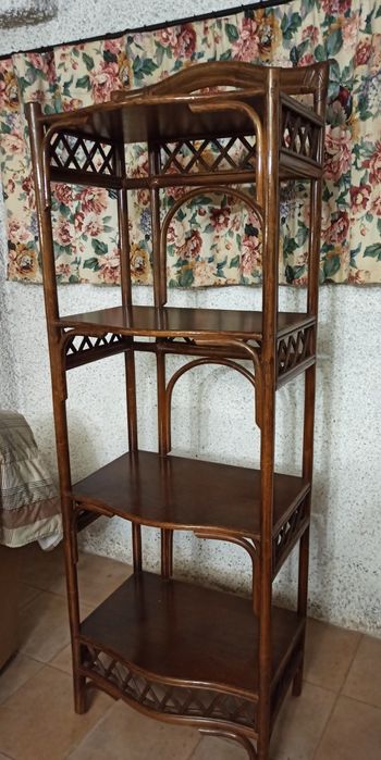 Estante de madeira e bambu