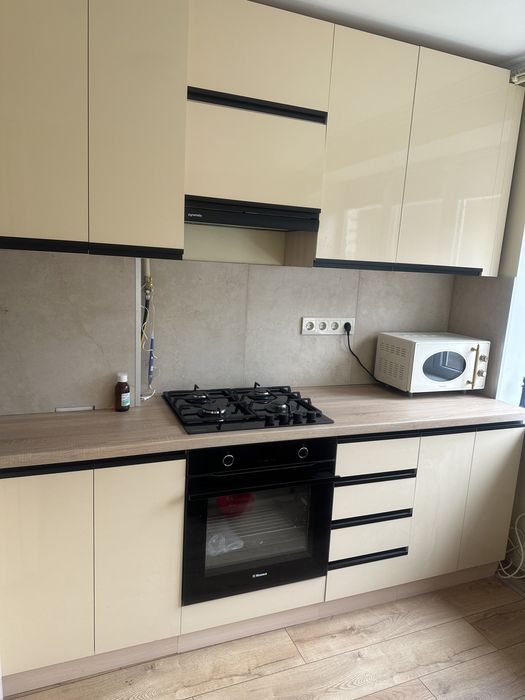 Продається  трикімнатна квартира в Підполоззі