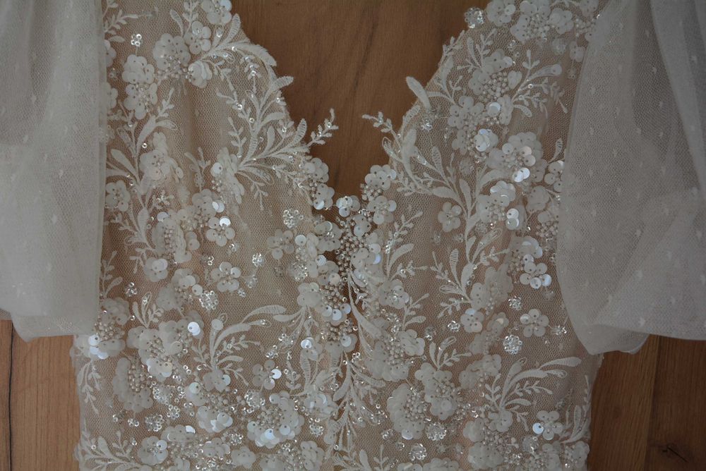 Tiulowa suknia ślubna z bufiastymi rękawkami