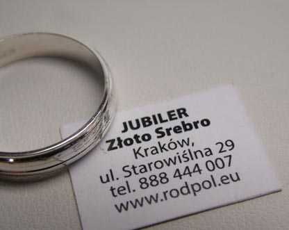 Srebrna prążkowana obrączka R.19. szerokość 4,5 mm.