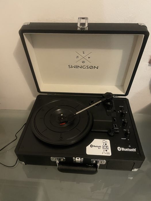 Gira-Discos Portátil + Vinil We Don’t Trust You