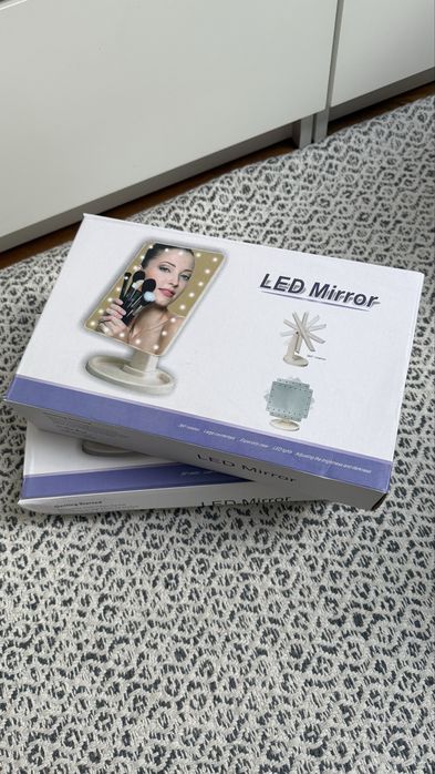 Dwa lusterka kosmetyczne z lampami LED różowe