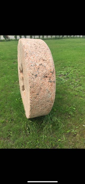 Kamień młyński – średnica ok. 130 cm, waga ok. 600 kg