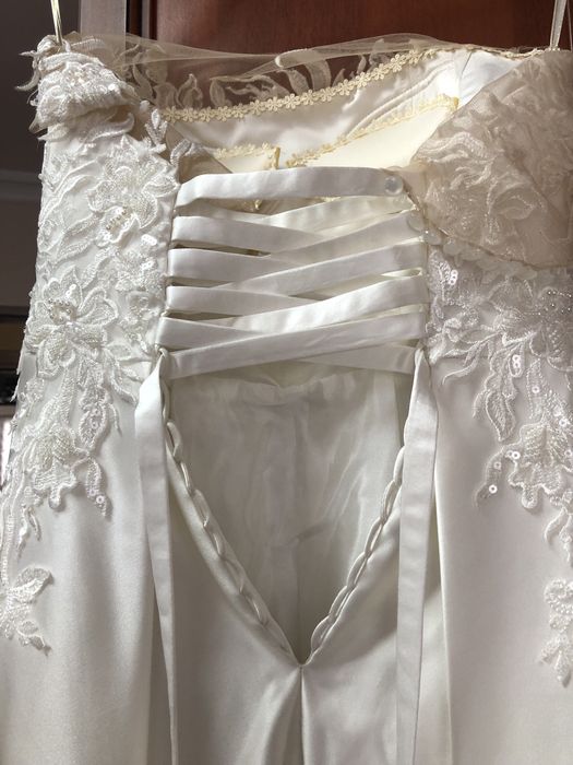 Вишукана весільна сукня