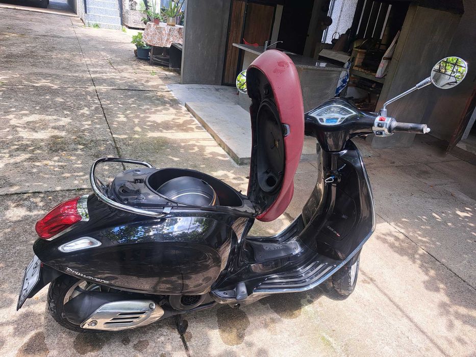 Mota Vespa Primavera 125cc, de 8/2017 com 15 800Km.  Bastante económica e muito fiável, tem pneus novos, manutenção recente e 2 chaves.