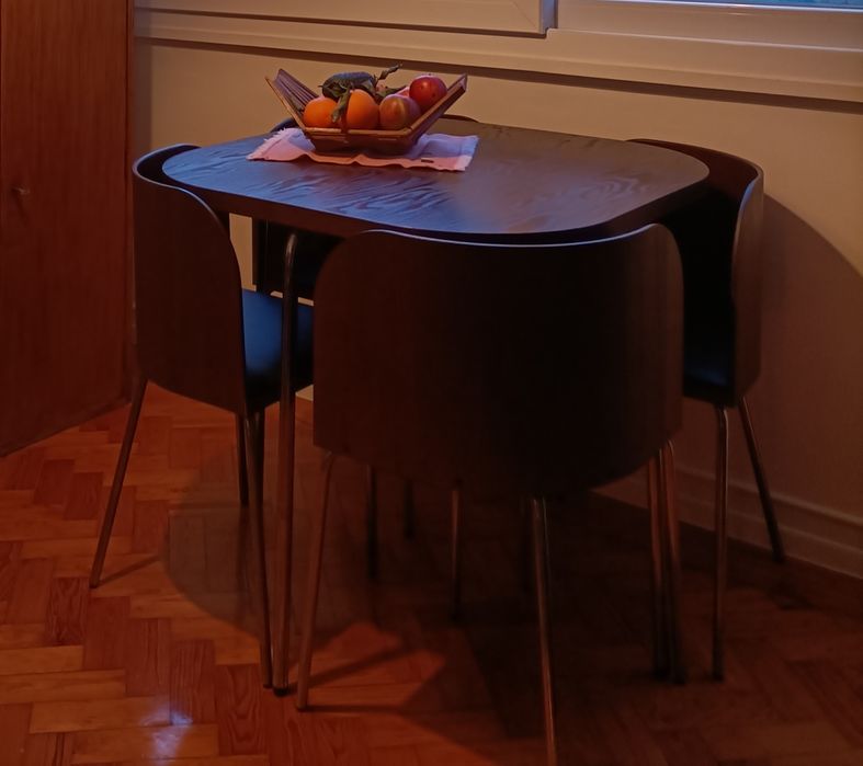 Mesa e cadeiras design nórdico