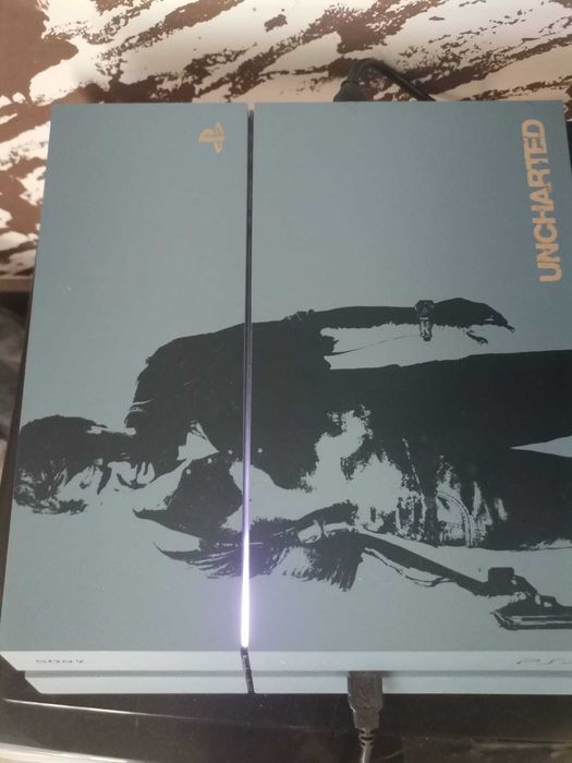 PlayStation 4 1TB em bom estado com 2 comandos