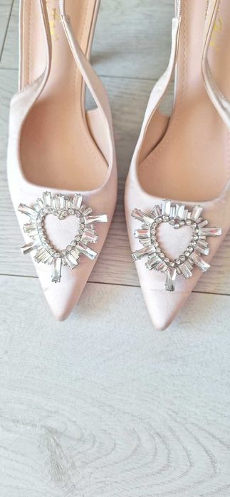 eleganckie buty szpilki satynowe jasny blady róż serce