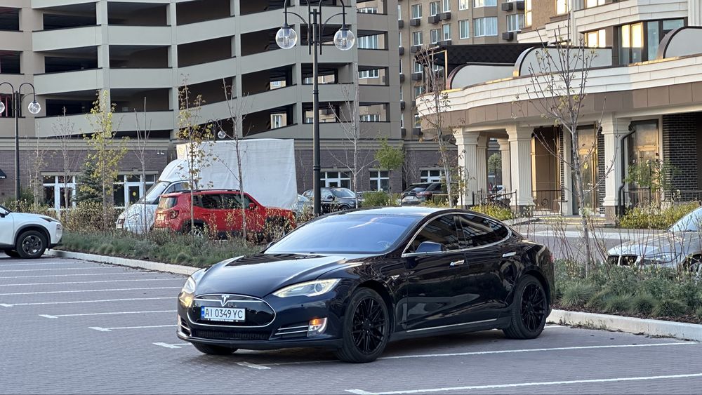 Tesla Model S 2013 85квт Тесла