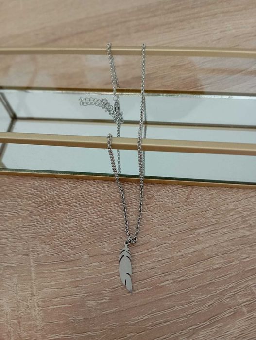 Fio em Aço com Pena como Pendente