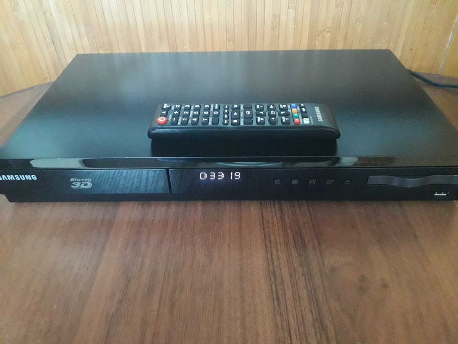 SAMSUNG HT - F 4200 блурэй кинотеатр FM  DVD CD MP3 USB AUX D.IN,